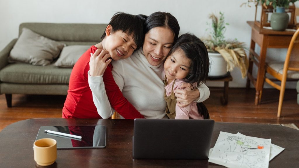 SCVi Charter School mom with children at laptop