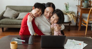 SCVi Charter School mom with children at laptop